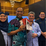YBM KPT Terima Tujuh Judul Buku Sebagai Hadiah daripada Naib Canselor UKM