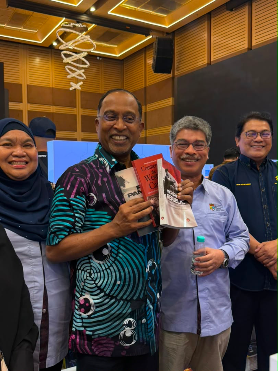 YBM KPT bersama Naib Canselor UKM Prof. Dato Dr Sufian Jusoh (kanan)