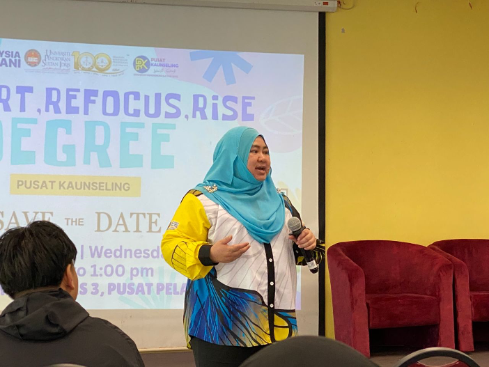 Penceramah sedang menyampaikan maklumat kepada peserta