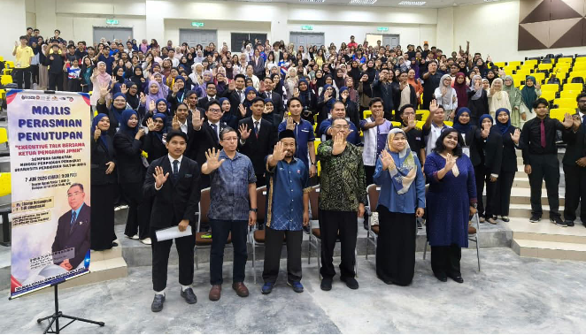 Peserta Bergambar Bersama Ketua Pengarah JPNIN Semasa Majlis Perasmian Penutupan Sambutan Minggu Perpaduan UPSI