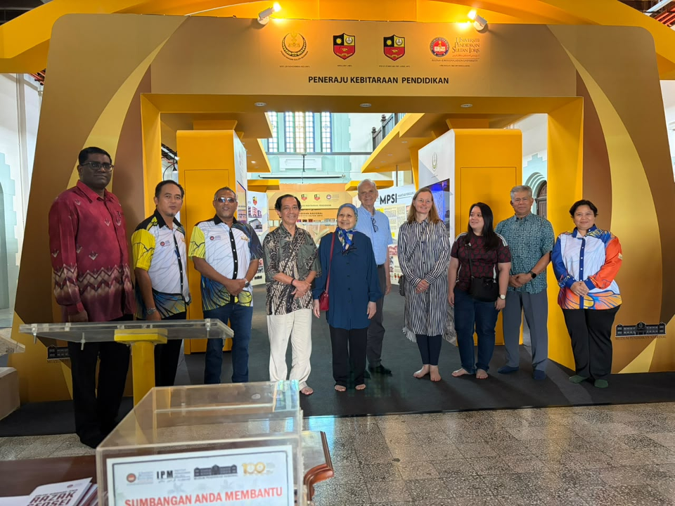 Delegasi UNESCO Chair bersama wakil UPSI semasa lawatan ke Muzium Pendidikan Nasional. Sesi ini memberi tumpuan kepada agenda SDG Education, pendidikan lestari, warisan pendidikan dan pembangunan Galeri Razak Sensei sebagai ruang pembelajaran kemanusiaan, keamanan dan kelestarian.