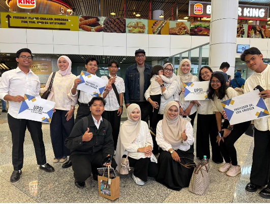 Jawatankuasa pelajar FBK UPSI menyambut ketibaan Profesor Emeritus Dr. Erik Knudsen di Lapangan Terbang Antarabangsa Kuala Lumpur (KLIA) bagi memulakan Program Lawatan Secara Bersemuka Profesor Adjung Erik Knudsen Di Fakulti Bahasa Dan Komunikasi 2026