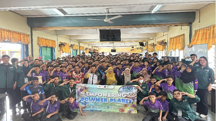 Seramai 120 murid SK Batang Kali bersama mahasiswa VRT3013 Teknologi Bahan UPSI selepas Program SULAM Empowering Polymer Planet.