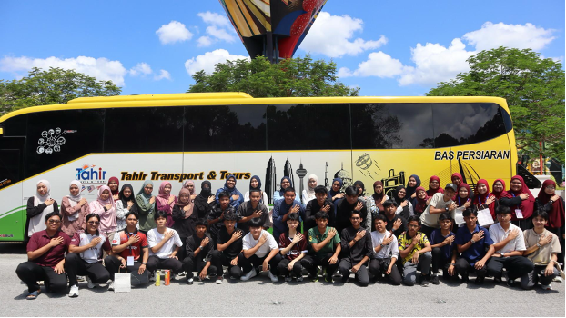 Para pelajar dan fasilitator bergambar gambar sebelum pulang