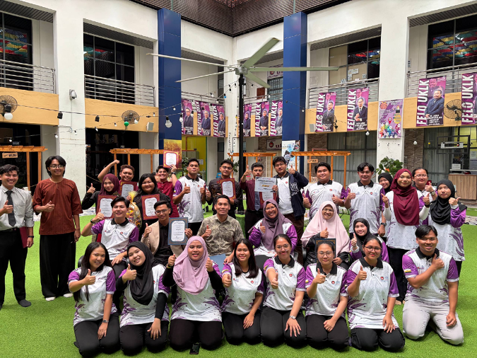 Sesi bergambar panel juri bersama para peserta dan barisan Ahli Jawatankuasa Pelaksana Program