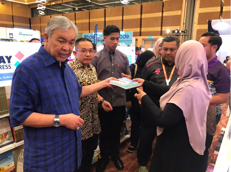 YAB Dato' Seri Dr. Ahmad Zahid Hamidi di reruai Penerbit UPSI membeli dua judul buku terbitan UPSI