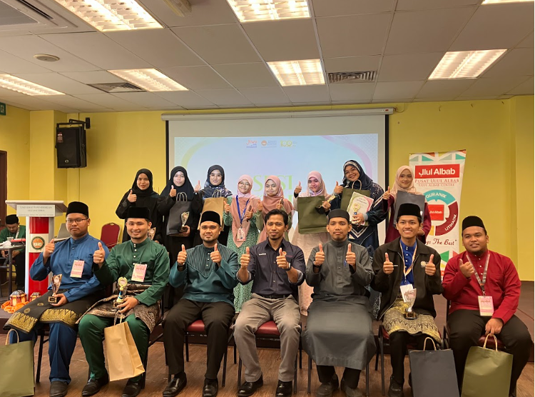 Sesi fotografi bersama para pemenang, barisan juri dan jawatankuasa Program Soutul Quran 2026 selepas majlis penyampaian hadiah dan cenderahati.