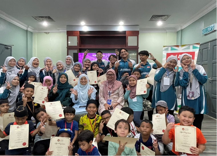 Para peserta bergambar bersama sijil penyertaan