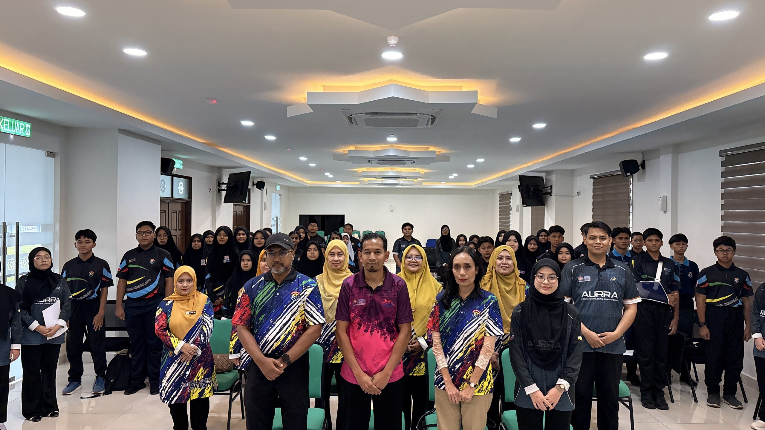 Gambar kenangan bersama peserta, fasilitator dan jawatankuasa program.