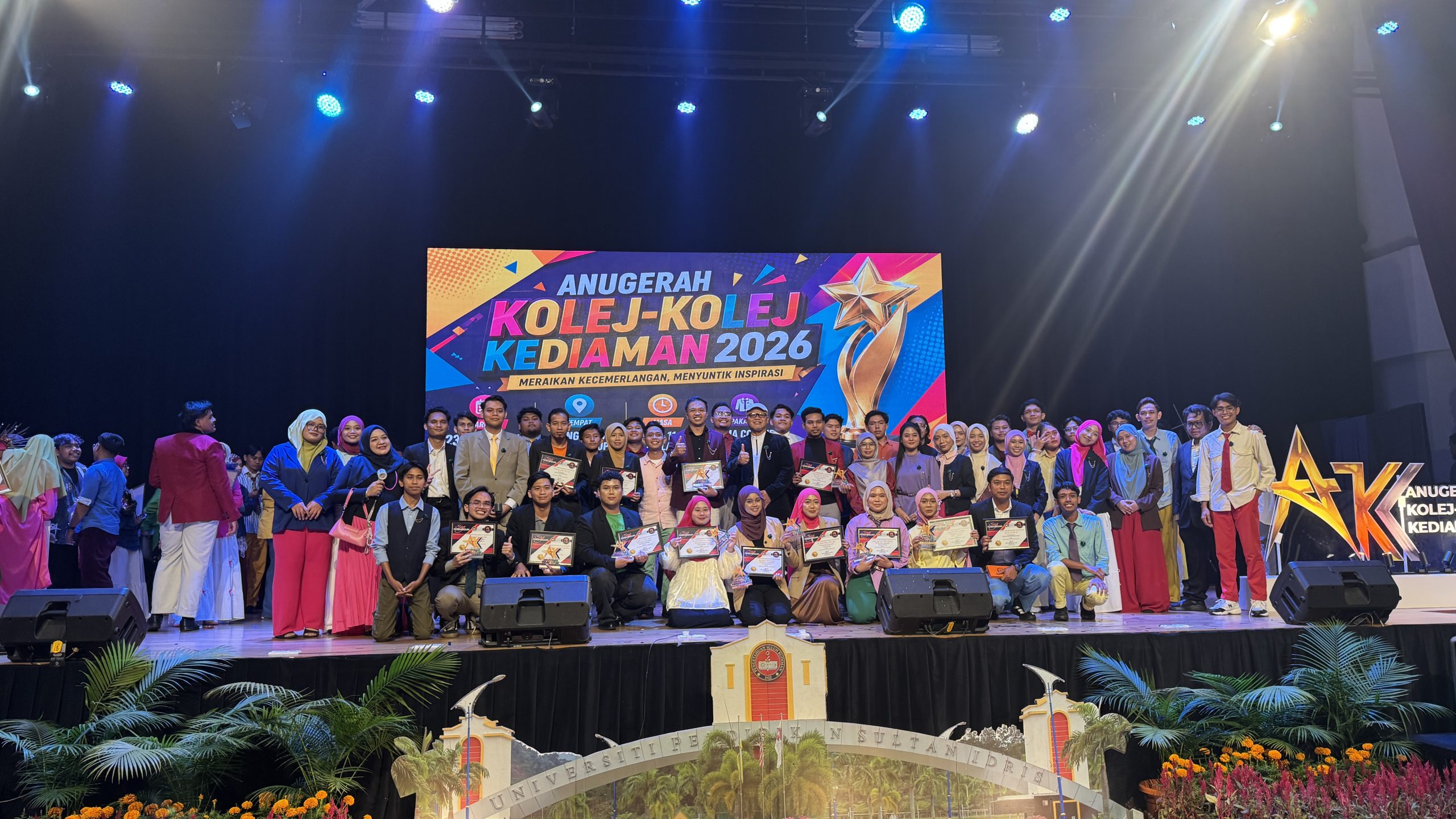 Pengetua, Pentadbiran, Felo dan MMK bergambar atas pencapaian AKK 2026.