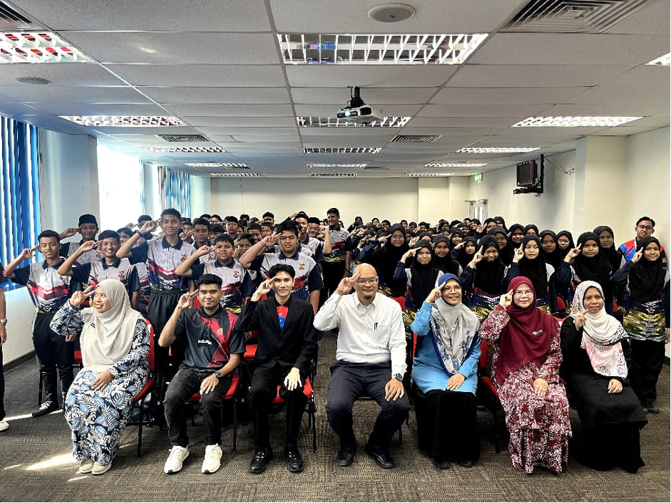 Sesi fotografi Timbalan Dekan (Hal Ehwal Pelajar dan Alumni) FSM bersama pensyarah, fasilitator, guru-guru serta murid-murid SMK Trolak