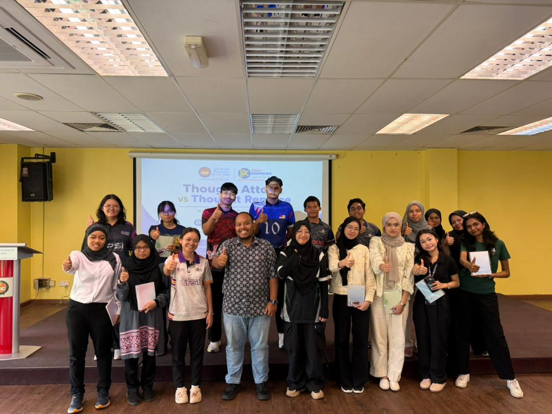 Sesi bergambar bersama penceramah dan peserta selepas tamat Program Test Anxiety Series 2 di Bilik Seminar BHEPA, Kampus Sultan Azlan Shah, UPSI.