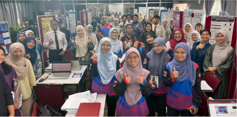 Dr. Noraine (tengah), Prof. Dr. Rosmilah (kiri) dan Dr. Raja Farhana (kanan) bersama sebahagian peserta dan pengunjung seminar.