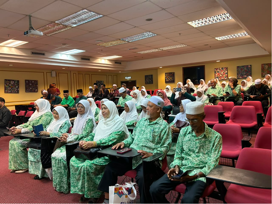 Ahli PERKIM mendengar taklimat penerbit oleh Penerbit UPSI