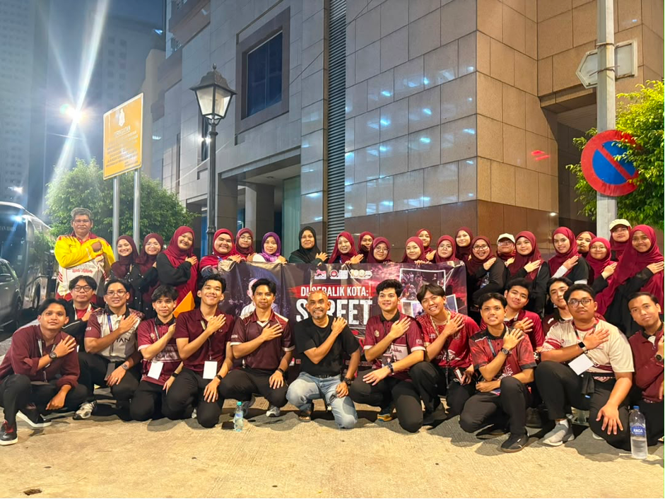 Para peserta bergambar bersama Tuan Mohd Azhan Bin Mohd Adnan (Abbe Hae) setelah selesai program
