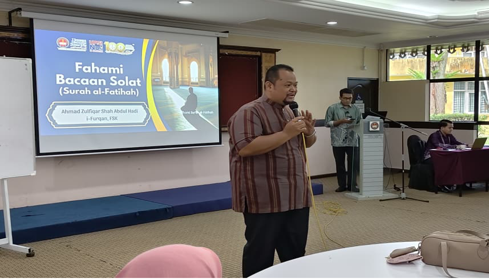 Prof. Madya Dr. Ahmad Zulfeqar (FSK) sedang menerangkan kandungan modul KFBDS : Surah Al-Fatihah kepada peserta TOT yang hadir