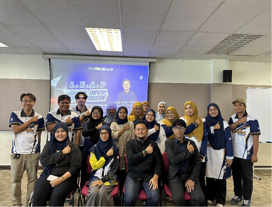 Para peserta dan barisan urus setia program merakamkan kenangan bergambar bersama penceramah sebelum program tamat