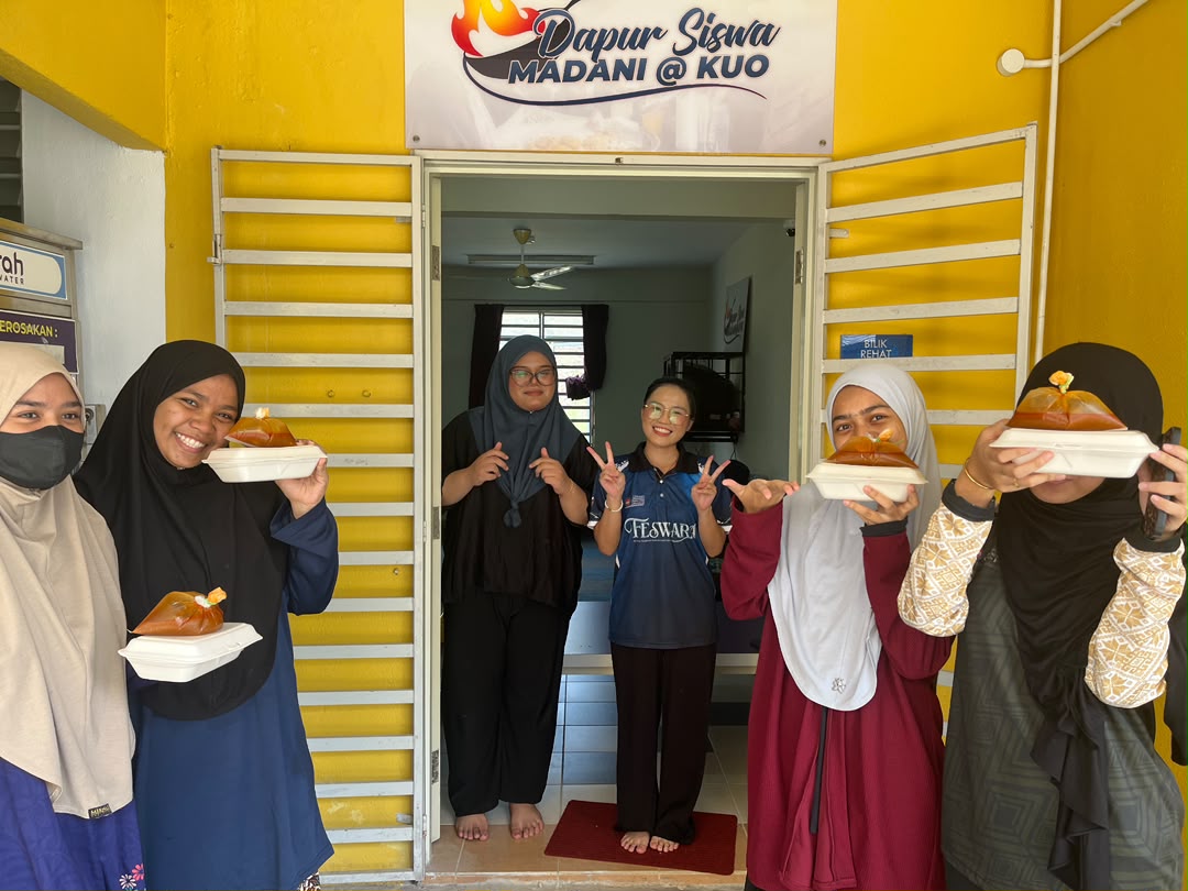 Agihan-pek-makanan-kepada-mahasiswa-oleh-sukarelawan-wanita