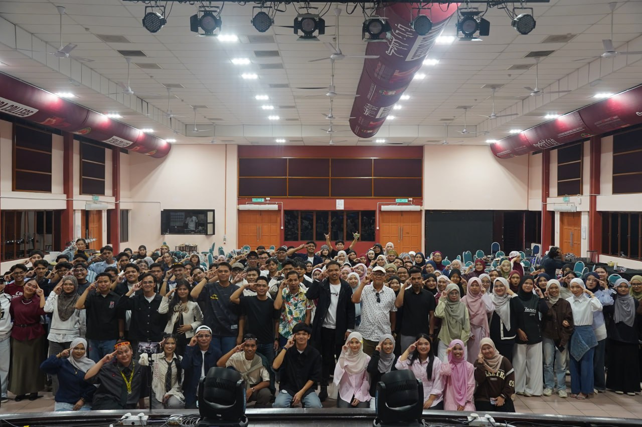 Rakan Exco dan Majlis Mahasiswa Kolej Ungku Omar Sidang 2025/2026 bersama dengan barisan Felo dan Pentadbiran Kolej Ungku Omar.