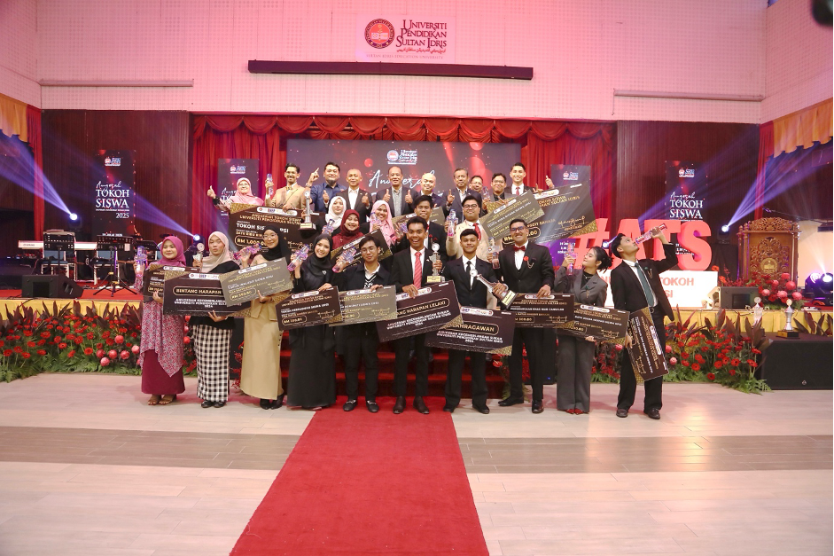Para penerima anugerah bergambar kenangan bersama barisan pengurusan universiti pada Majlis Anugerah Tokoh Siswa UPSI 2025 di di Dewan SITC Kampus Sultan Abdul Jalil Shah UPSI.