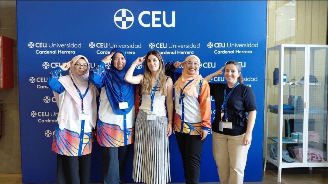 Sesi fotografi delegasi 3 ahli penyelidik wakil UPSI Malaysia bersama Timbalan Naib Rektor Pengantarabangsaan dan Pengajian Pascasiswazah CEU, Deborah Chicharro Alcántara, serta Pengurus Projek GTSF, Marta Cervera Artachosemasa Mesyuarat Transnasional GTSF di CEU Cardenal Herrera, Valencia, Sepanyol.