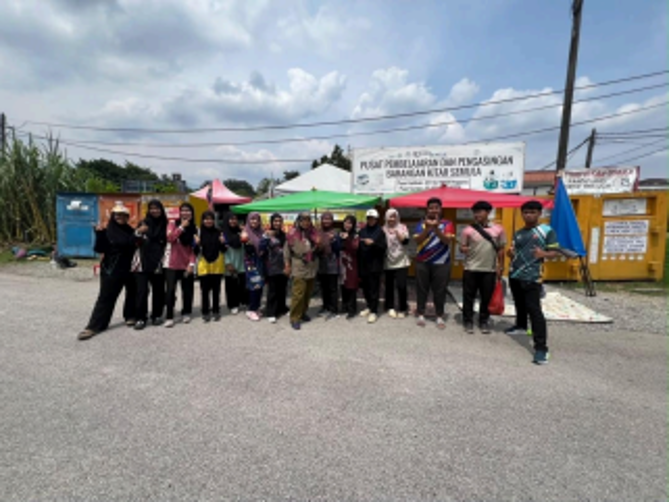 Majlis Perwakilan Pelajar (MPP) sidang 2025/2026 bersama para pelajar UPSI dan Pengerusi COMBI Daerah Muallim, Puan Habibah, dalam Program MPPVOL+: Combi Siri 1.0 Sukarelawan Gotong- royong