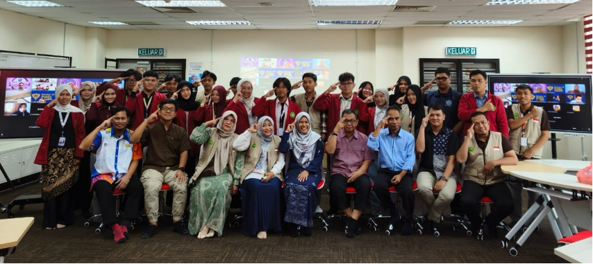 Sesi fotografi berkumpulan bersama wakil akademik dan mahasiswa UPSI, Universitas Muhammadiyah Pontianak serta Universitas Mathla’ul Anwar Banten.