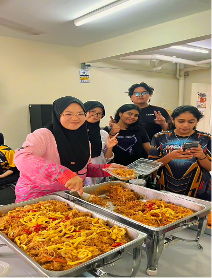 Penghuni Datang mengambil Makanan