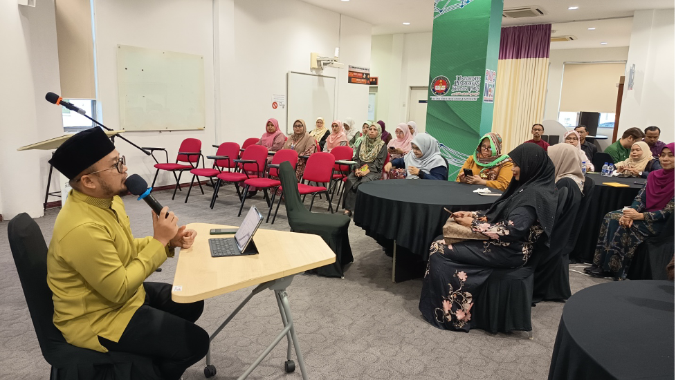 Dr Luqman sedang memberi tazkirah