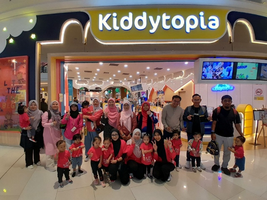 Gambar kumpulan ketika di Kiddytopia, Putrajaya.