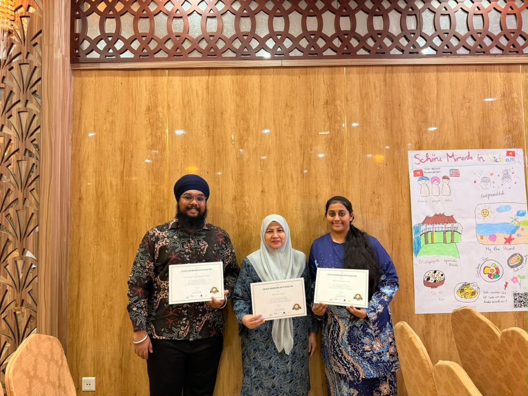 Dr. Robe’ah (tengah) bergambar kenangan bersama Shavitra (kanan) dan Veshvinder (kiri) pada Kem Antarabangsa Bahasa Jerman Ke-12 di Da Nang, Vietnam