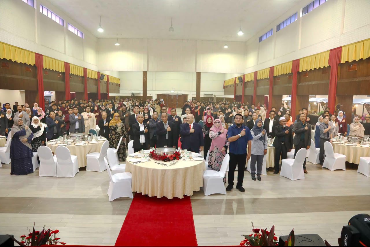 Dato’ Seri Abdul Puhat bergambar bersama semua tetamu jemputan dan pemimpin mahasiswa yang hadir