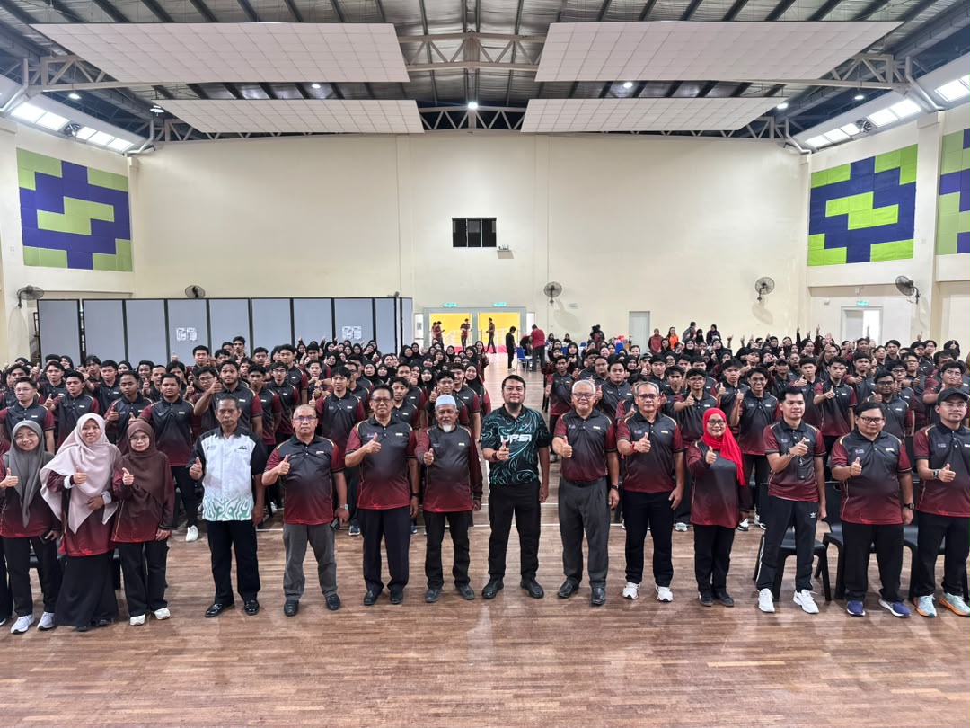 Perasmi serta barisan pengurusan kolej bergambar bersama pemimpin kolej kediaman UPSI