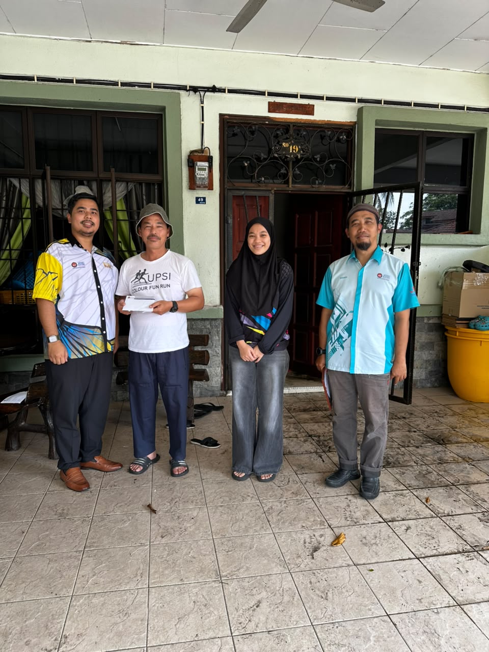 Pihak BHEP menyerahkan bantuan Derma Tabung Kebajikan Pelajar (DTKP) kepada waris pelajar