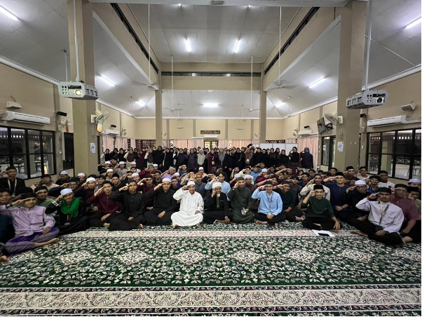 Gambar setelah selesai ceramah Maulidur Rasul di dalam Surau Al Falah