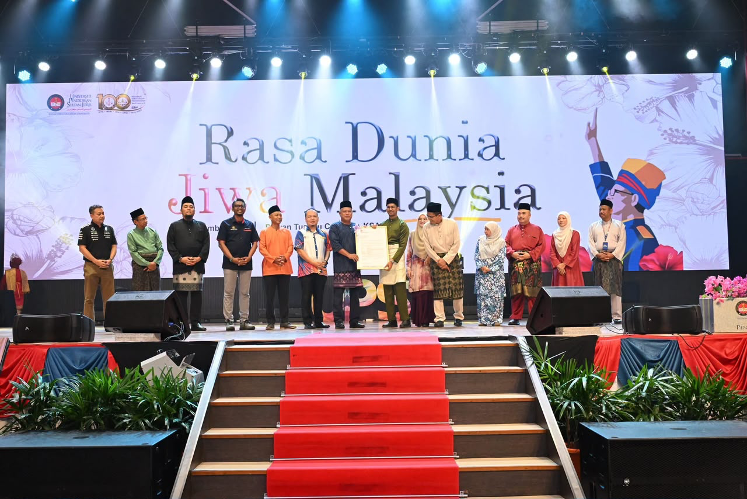 Profesor Dato’ Dr. Amin bin Md Taff (ketujuh dari kiri), menyerahkan Surat Tawaran Bersyarat Program Pengajian Siswazah secara simbolik kepada wakil pelajar, Abbas Ali bin Iftikhar Hussain, penerima Tokoh Siswa UPSI 2025.