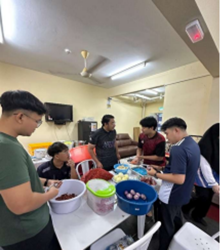 Rakan Exco Bersama-sama Menyiapkan Bahan Masakan
