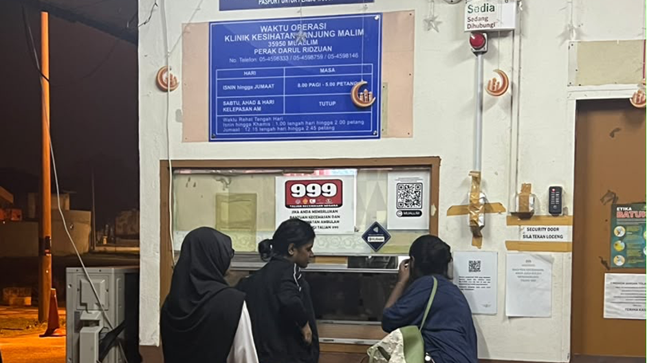 Pelajar sedang mendaftar di kaunter bagi mendapatkan rawatan