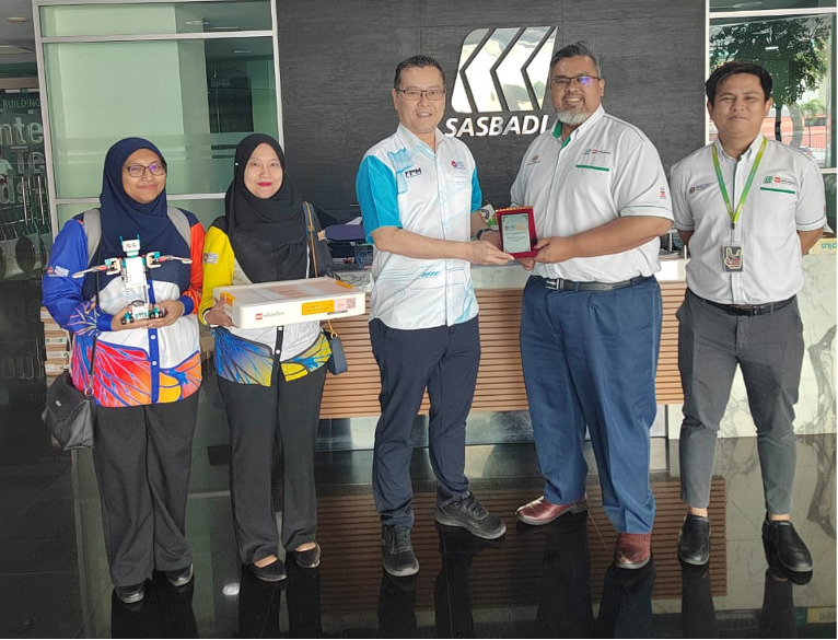 Prof. Dr. Wong Kung Teck, Pengarah PIPP (tengah) menyampaikan cenderamata kepada Tengku Hazrul Bin Tengku Haizar, Ketua Jabatan (Head of Department) di Sasbadi Learning Solutions