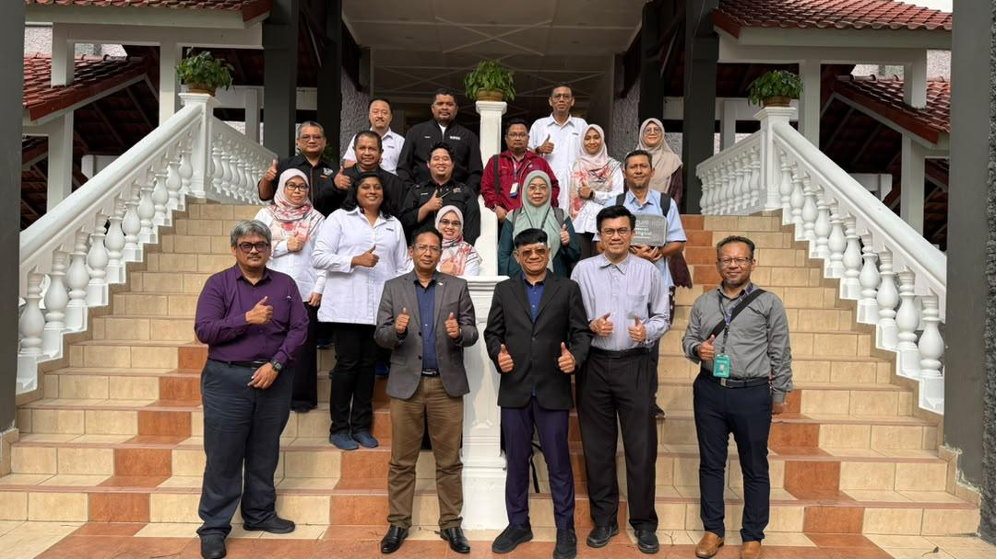 Delegasi Multimedia University (MMU) bergambar bersama barisan pengurusan dan pegawai Pusat ICT UPSI selepas sesi Lawatan Penanda Aras Campus Management System (CMS) yang berlangsung di Perpustakaan Tuanku Bainun, Universiti Pendidikan Sultan Idris (UPSI).
