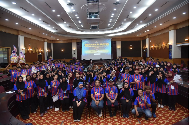 Peserta Bermalam di Muzium @MPN 2026 bergambar selepas majlis penutupan bersama-sama dengan Pengarah, Prof. Dr. Tajul Shuhaizam Said (duduk, dua dari kiri)