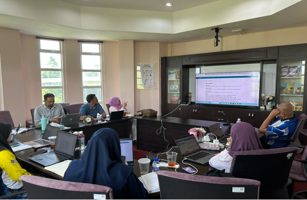 Peserta sedang berbengkel
