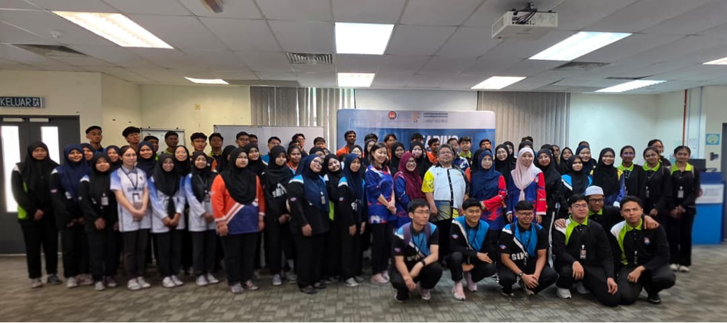 Pelajar Tingkatan Enam bersama wakil Fakulti Pengurusan dan Ekonomi selepas sesi penerangan dan interaksi.