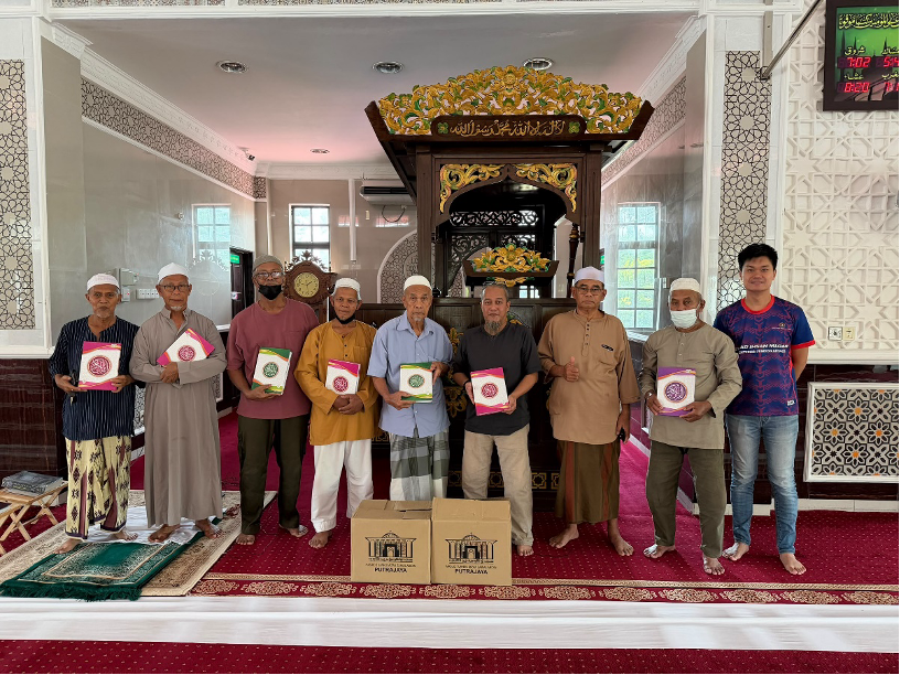 Penyerahan waqaf al-Quran oleh Pengarah UCTC, Prof. Dr. Mohd Azlan Nafiah kepada kariah Masjid Sultan Haji Ahmad Shah, Kampung Ketam, Pahang.