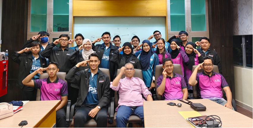 Barisan pentadbiran Unit Kediaman Luar Kampus, Majlis Mahasiswa Kediaman Luar Kampus (MMKLK) Sidang 2026/2027 dan Majlis Perwakilan Pelajar Sidang 2025/2026 merakamkan momen kebersamaan selepas sesi perbincangan berkaitan kebajikan dan keperluan mahasiswa luar kampus.