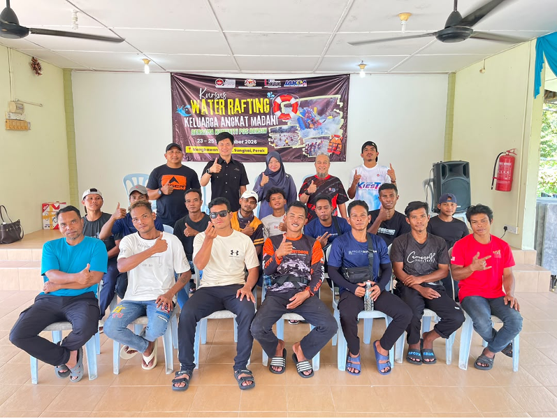 Pengarah UCTC bersama penceramah dan para peserta Kursus Water Rafting di Mengkawan Chalet, Sungkai, Perak
