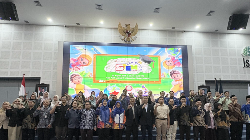A group photo of lecturers from Universiti Pendidikan Sultan Idris (UPSI) and Universitas Negeri Malang (UM) during the STEM Camp Exhibition collaboration