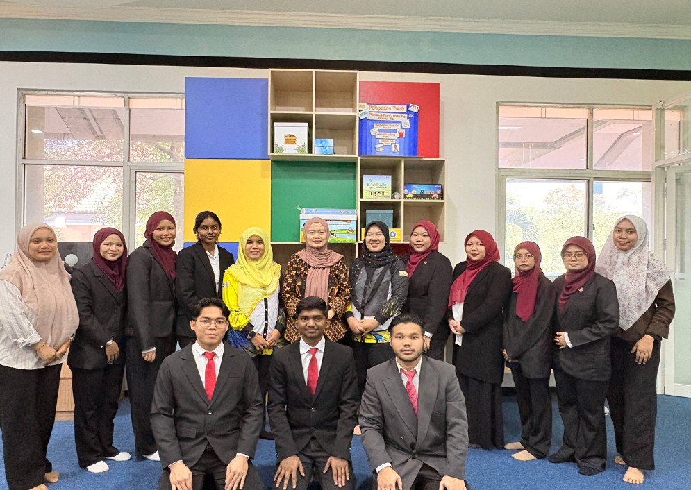 A Group photo of judges and participant from Universiti Pendidikan Sultan Idris (UPSI) and Universitas Negeri Malang (UM) during the International Competition on Science Learning Innovation (ICOSLI) 2026