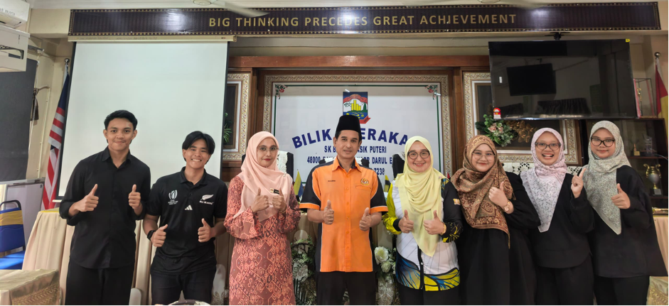 Bersama pentadbir SK Sri Bandar Tasik Puteri