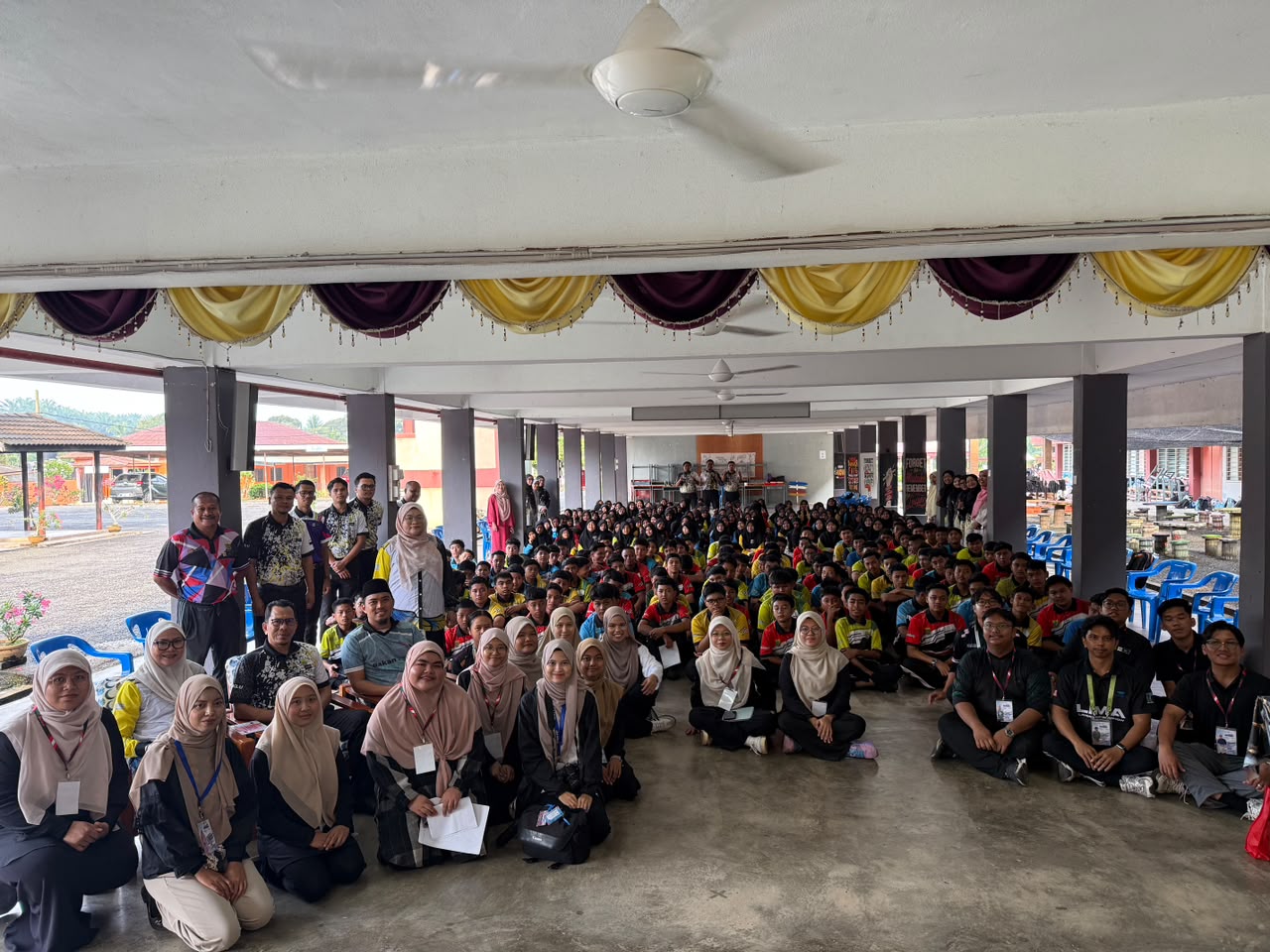 Puan Nor Hayati binti Aziz, Timbalan Pendaftar, Pusat Ulul Albab, UPSI bersama warga SMK Lepar Utara pada Program Gemilang dan Pembentukan Karakter Generasi MADANI yang berlangsung selama tiga hari dua malam.